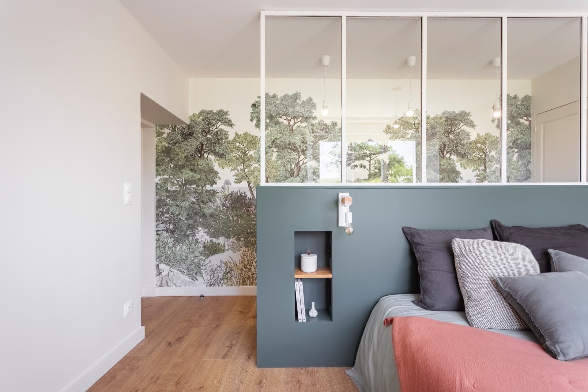 Verrière intérieure et papier peint panoramique dans une chambre Verrière intérieure et papier peint panoramique dans une chambre
