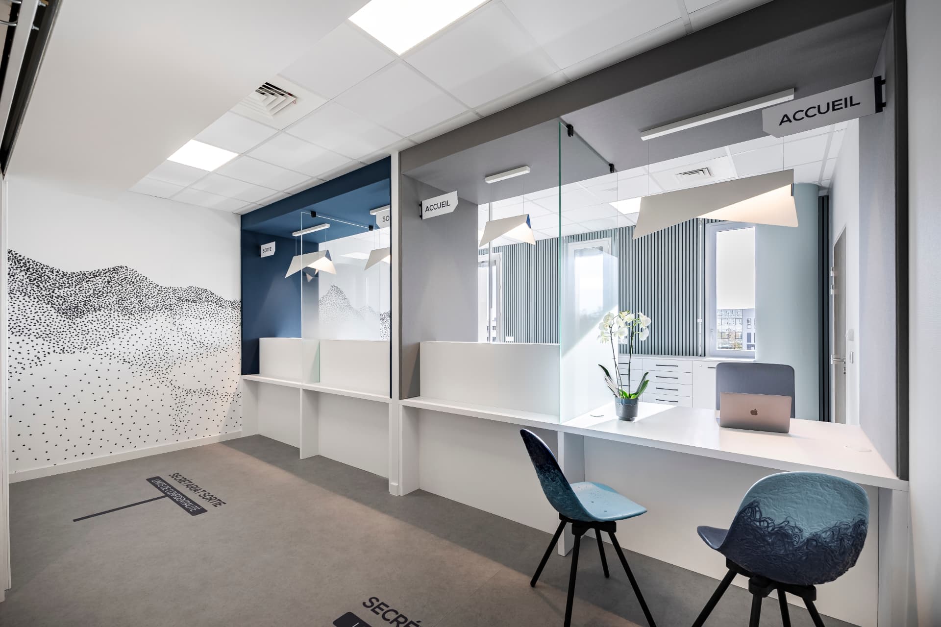 Espace d'accueil d'un secrétariat médical aménagé aux normes ERP Espace d'accueil d'un secrétariat médical aménagé aux normes ERP