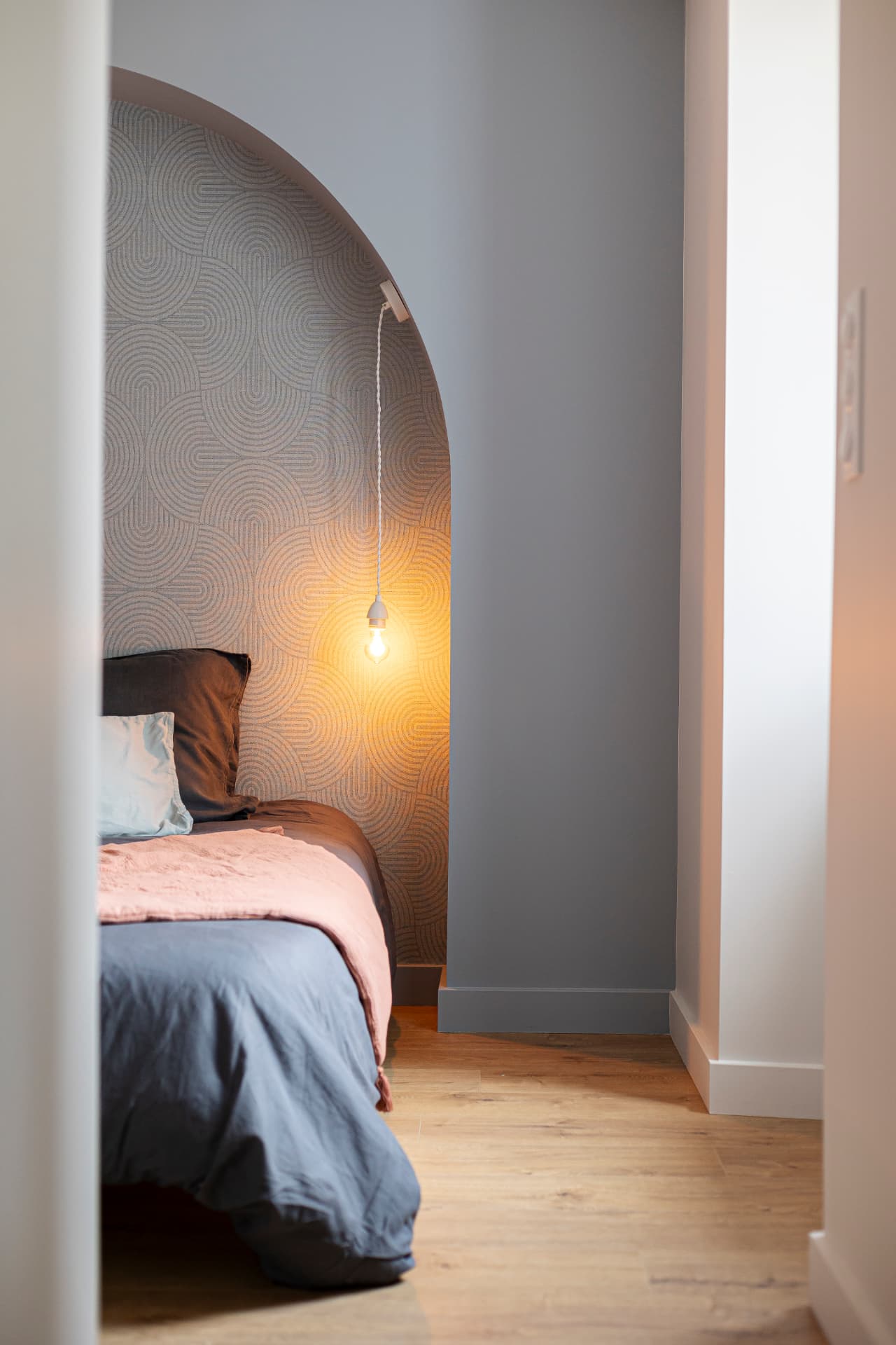 Détail de l'alcôve en arche et de la suspension baladeuse d'une chambre Détail de l'alcôve en arche et de la suspension baladeuse d'une chambre
