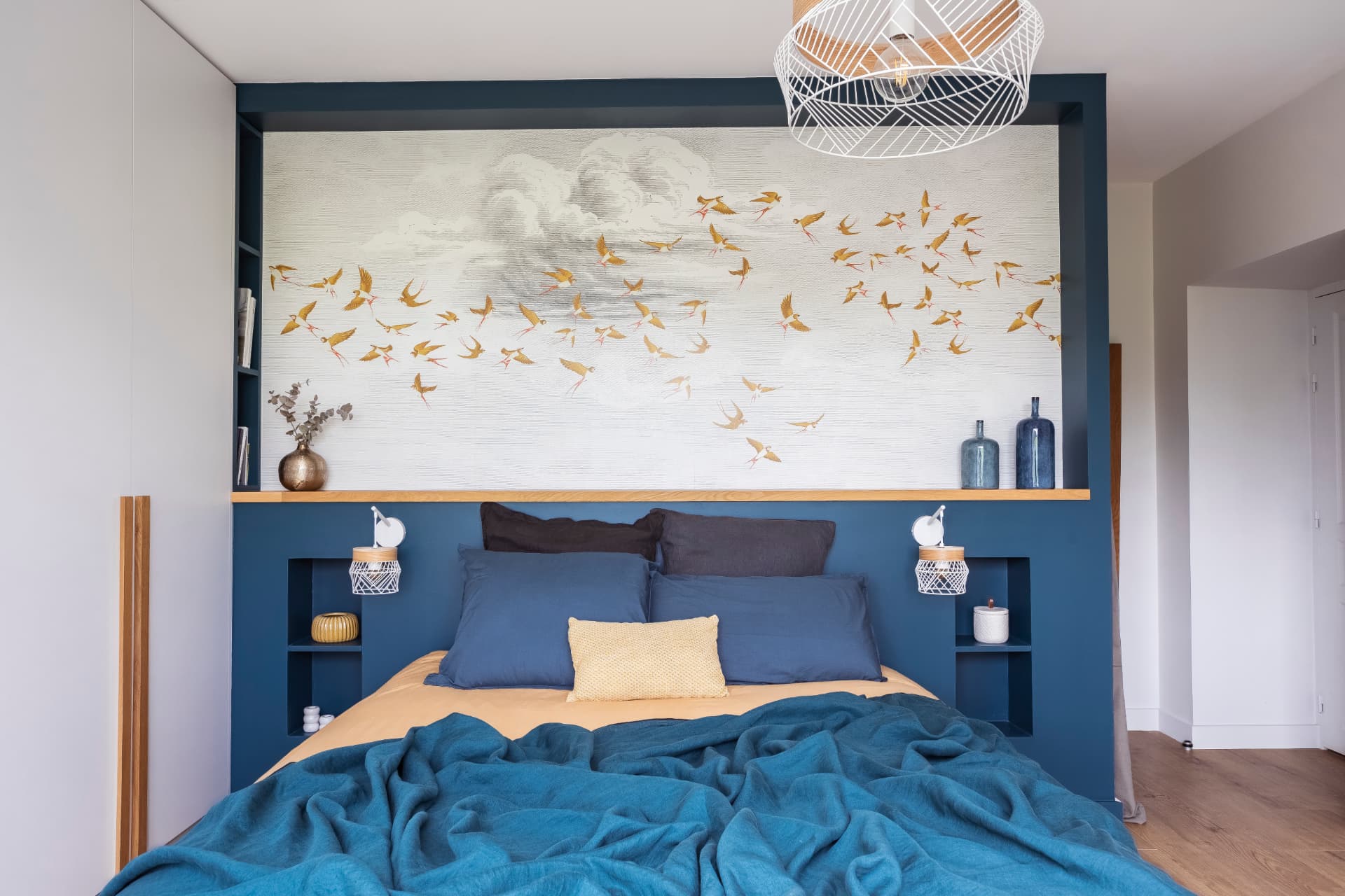 Chambre avec tête de lit sur mesure bleu canard, papier peint aux hirondelles dorées Chambre avec tête de lit sur mesure bleu canard, papier peint aux hirondelles dorées