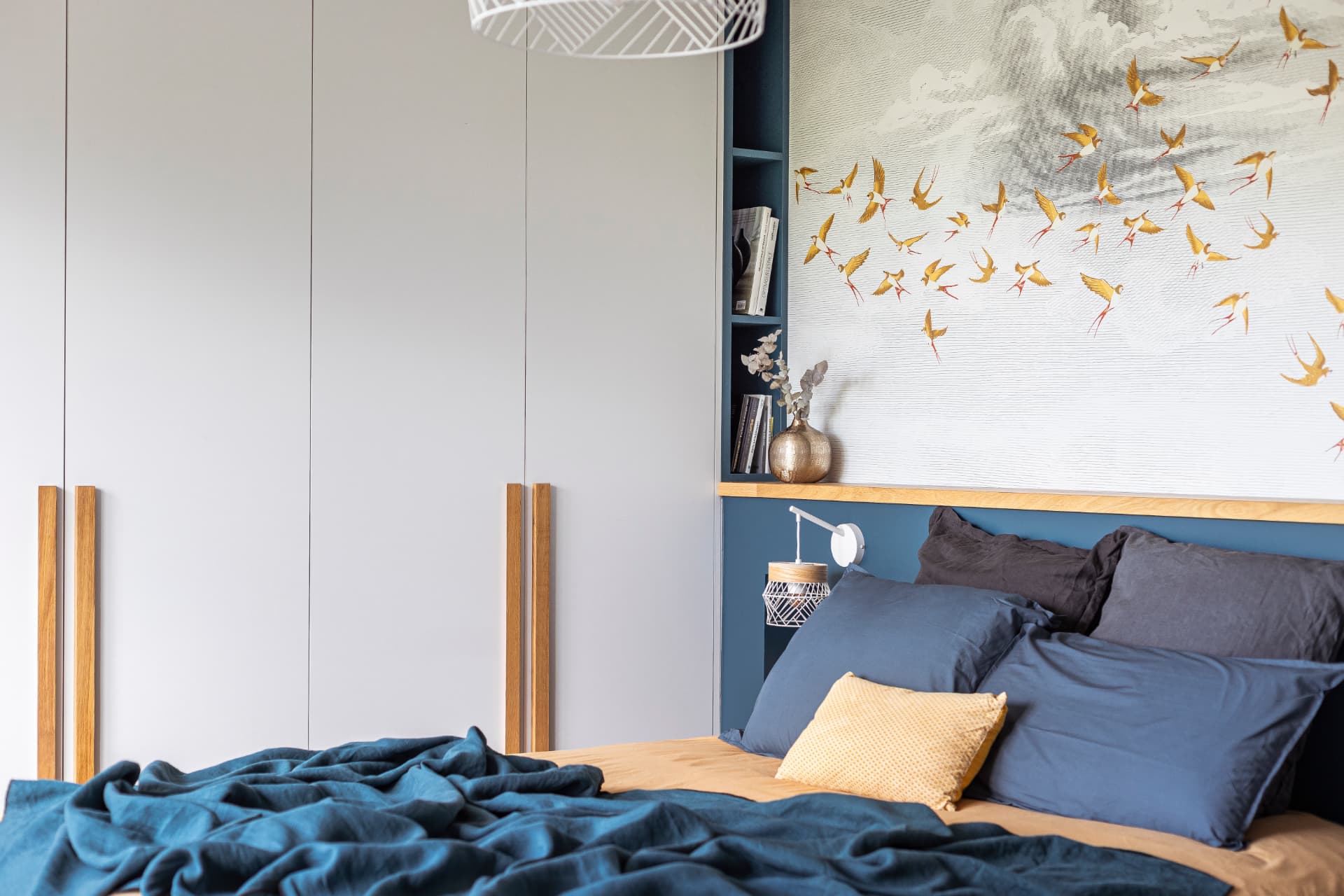 Chambre au papier peint hirondelles avec rangements sur mesure Chambre au papier peint hirondelles avec rangements sur mesure