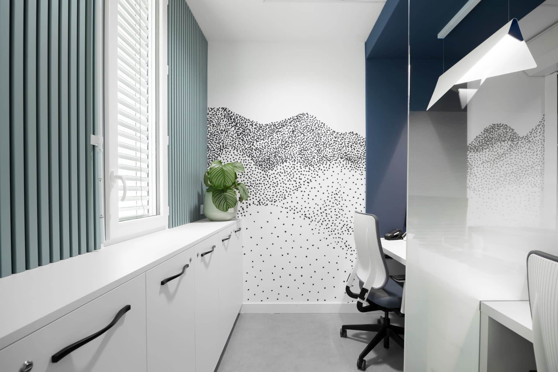 Bureau avec habillage acoustique vert d'eau et fresque murale Bureau avec habillage acoustique vert d'eau et fresque murale