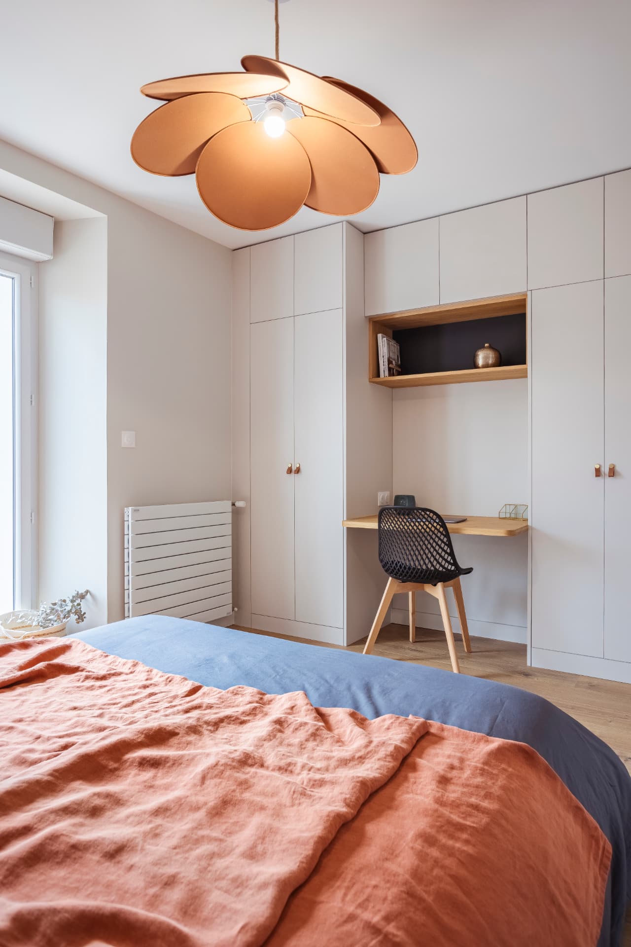 Chambre terracotta avec rangements sur mesure, espace bureau et suspension pétale Chambre terracotta avec rangements sur mesure, espace bureau et suspension pétale