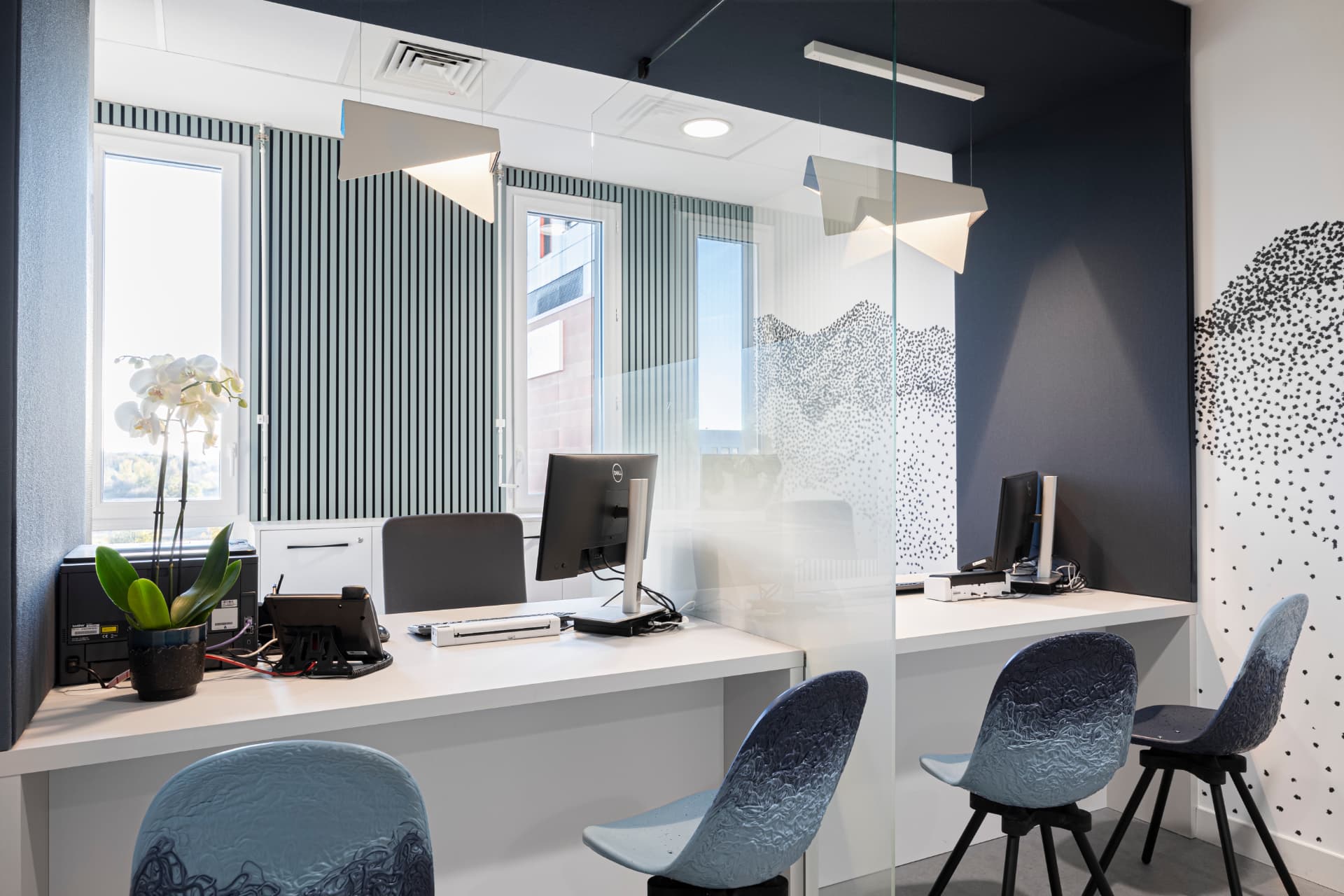 Bureaux de secrétariat médical avec vue sur l'extérieur et stores Bureaux de secrétariat médical avec vue sur l'extérieur et stores