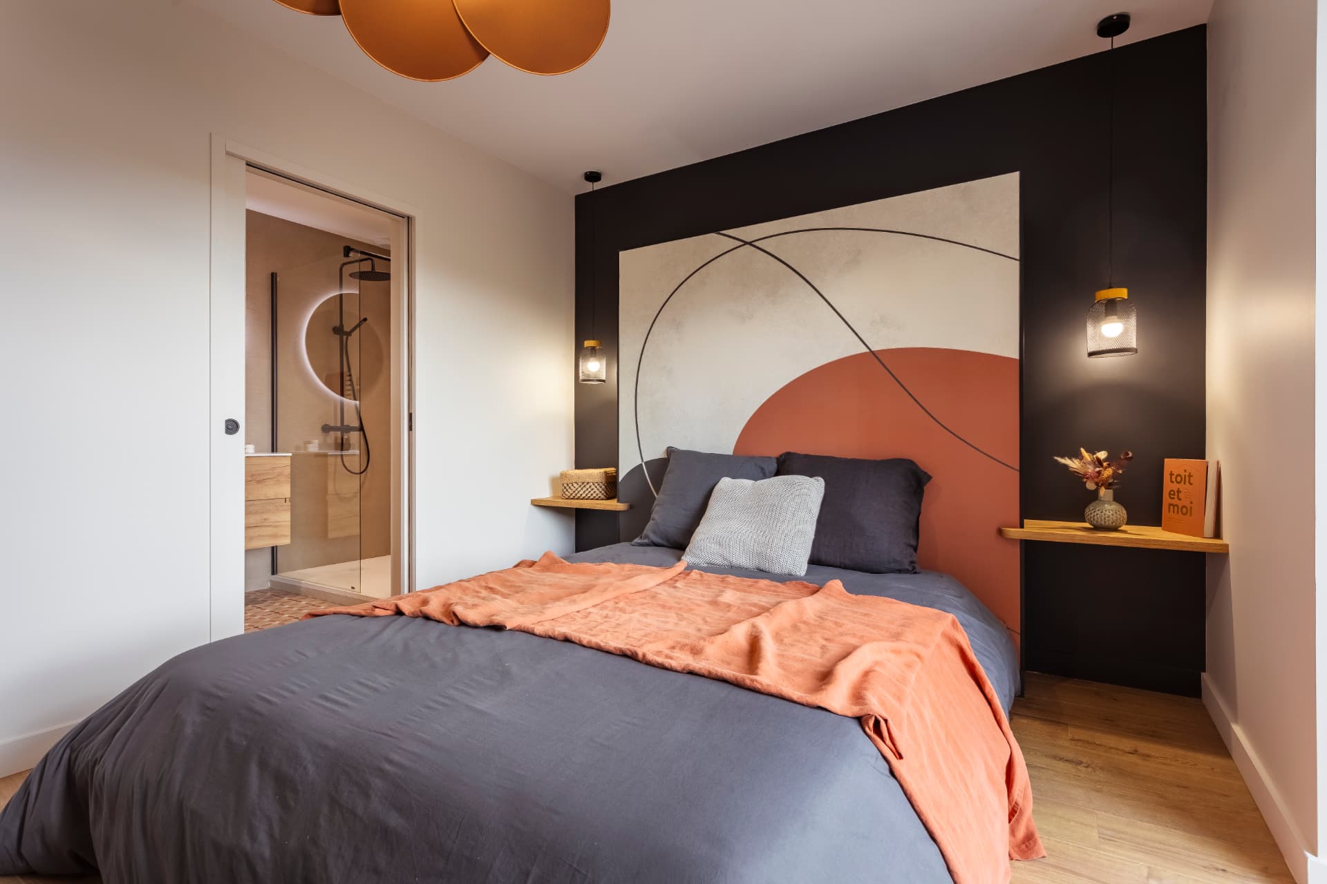 Chambre terracotta avec salle d'eau attenante accessible par une porte à galandage Chambre terracotta avec salle d'eau attenante accessible par une porte à galandage