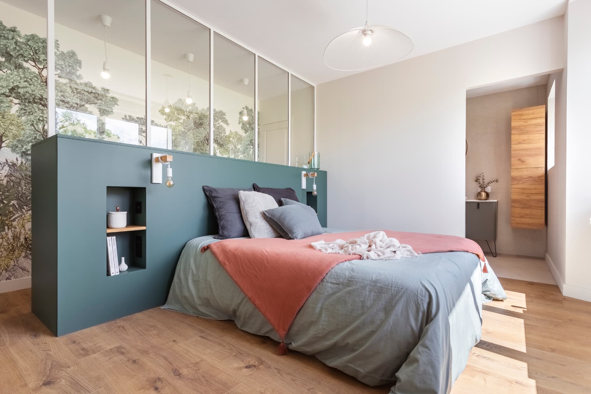 Chambre verte avec verrière intérieure, tête de lit sur mesure et papier peint panoramique Chambre verte avec verrière intérieure et tête de lit sur mesure, rénovation par Lucie Hortala à La Réunion
