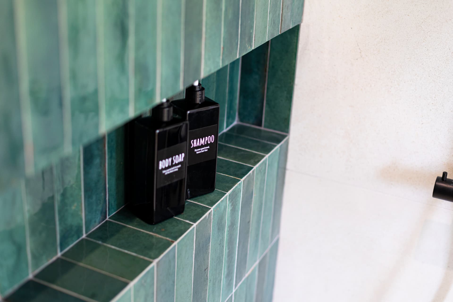 Gros plan sur la niche de douche en zellige vert Gros plan sur la niche de douche en zellige vert