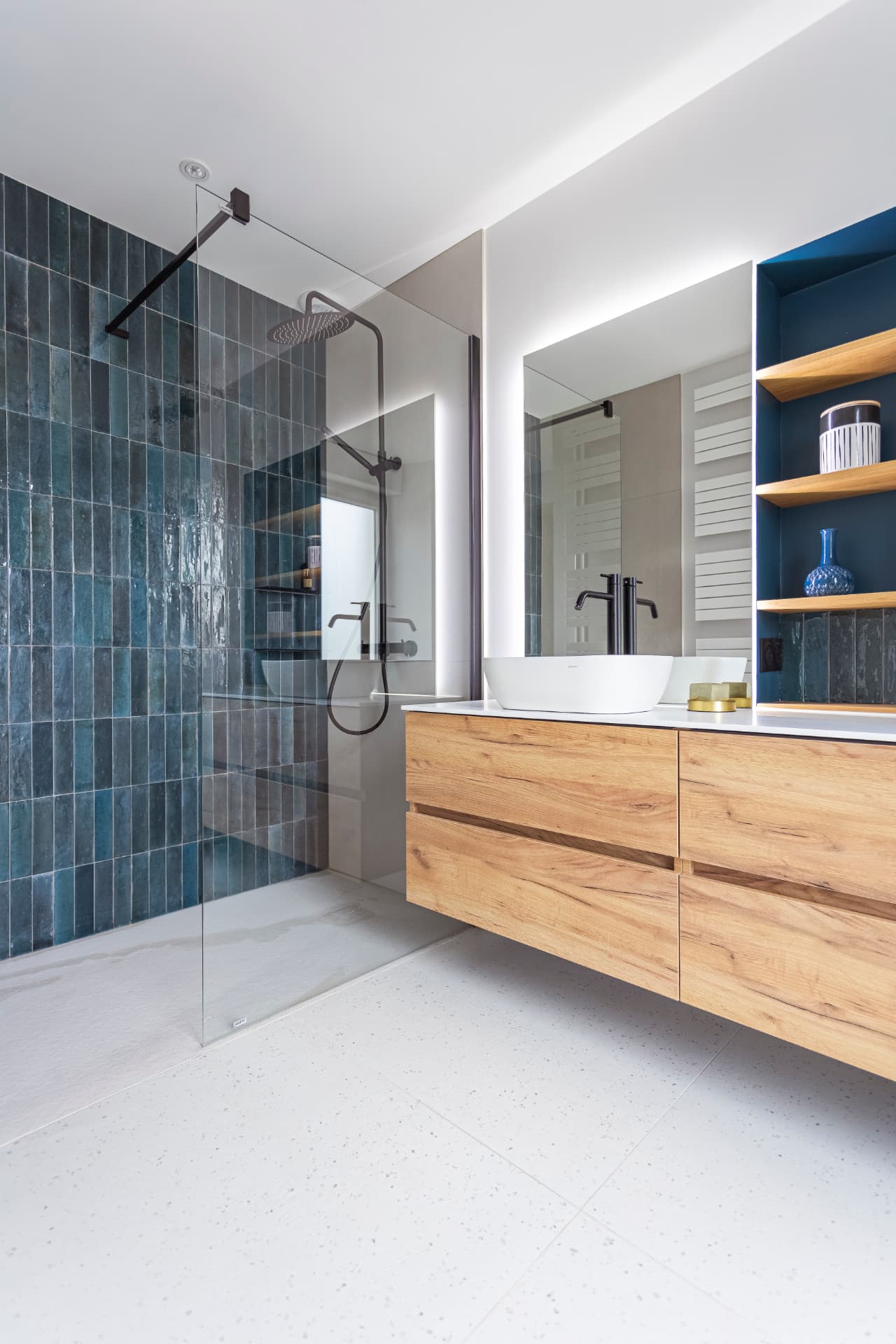 Salle de bain habillée de zelliges bleus avec douche à l'italienne et grand miroir Salle de bain habillée de zelliges bleus avec douche à l'italienne et grand miroir