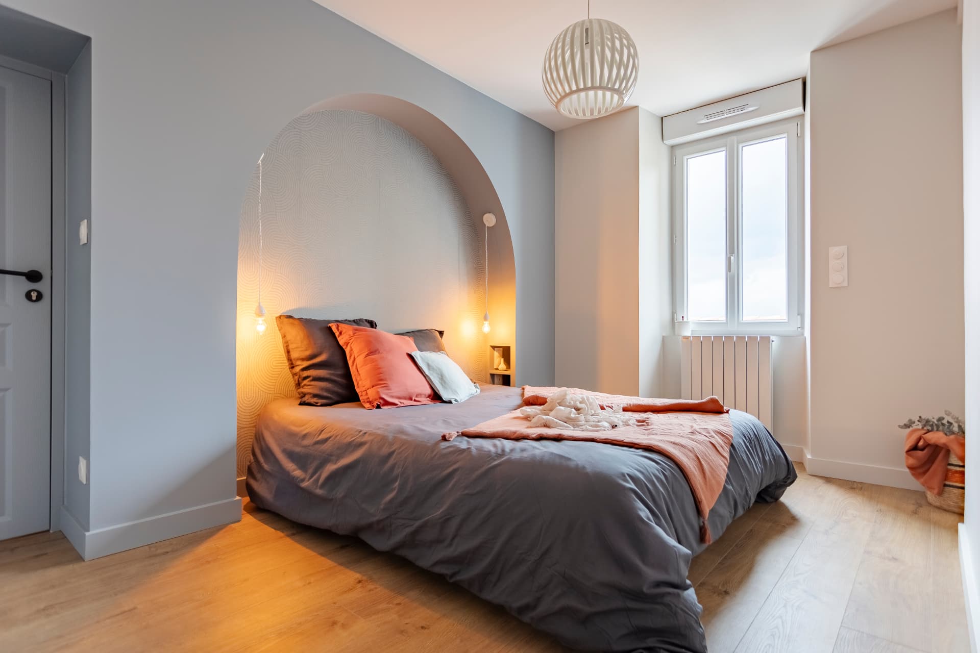 Chambre baignée de lumière naturelle avec alcôve en arche et parquet chêne Chambre baignée de lumière naturelle avec alcôve en arche et parquet chêne