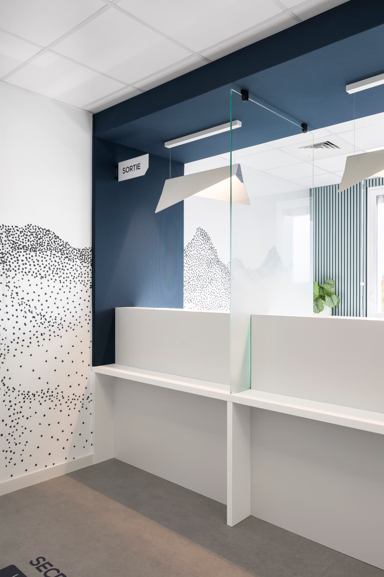 Banque d'accueil avec vitrage de protection et éclairage sur mesure Banque d'accueil avec vitrage de protection et éclairage sur mesure