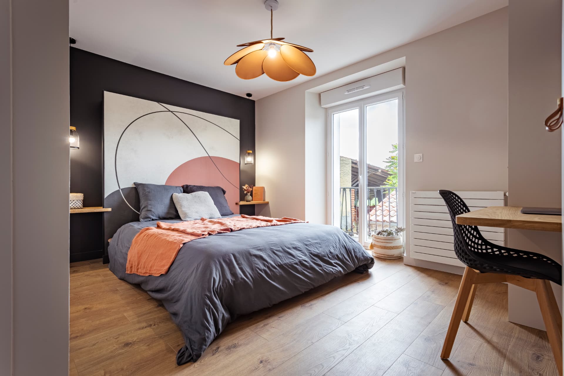 Chambre terracotta avec tête de lit peinte en fresque graphique, mur sombre et bureau en chêne Chambre terracotta avec tête de lit peinte en fresque graphique, mur sombre et bureau en chêne
