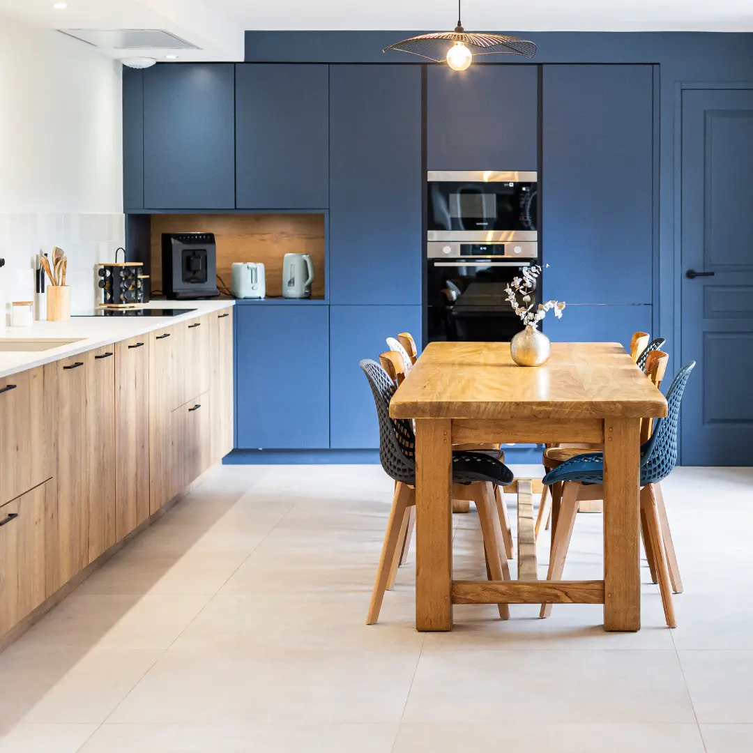 Cuisine bleue et chêne avec table en bois massif et suspension design Cuisine bleue et chêne avec table en bois massif et suspension design