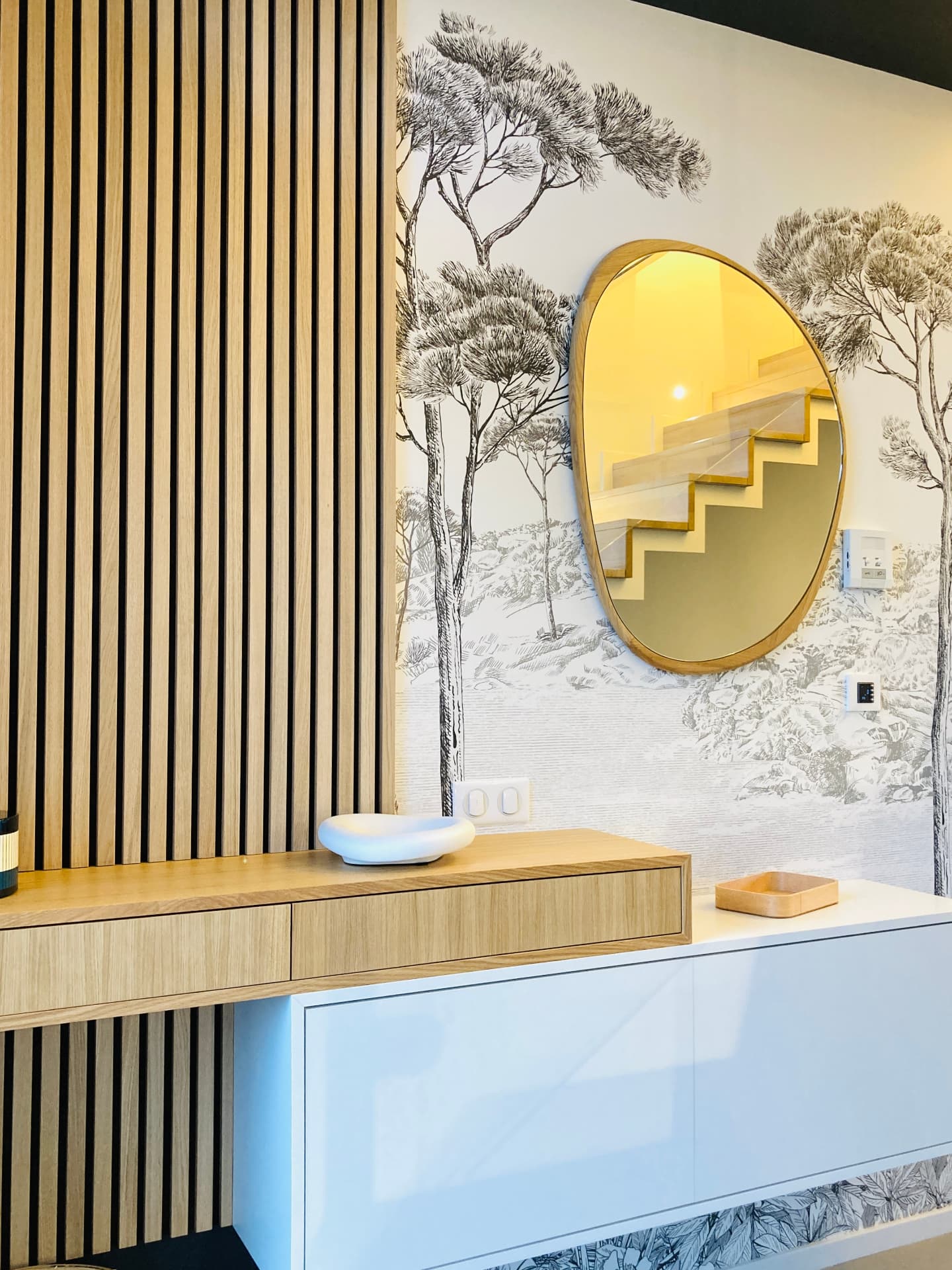 Console en chêne et miroir teinté doré dans une entrée sur mesure Console en chêne et miroir teinté doré dans une entrée sur mesure