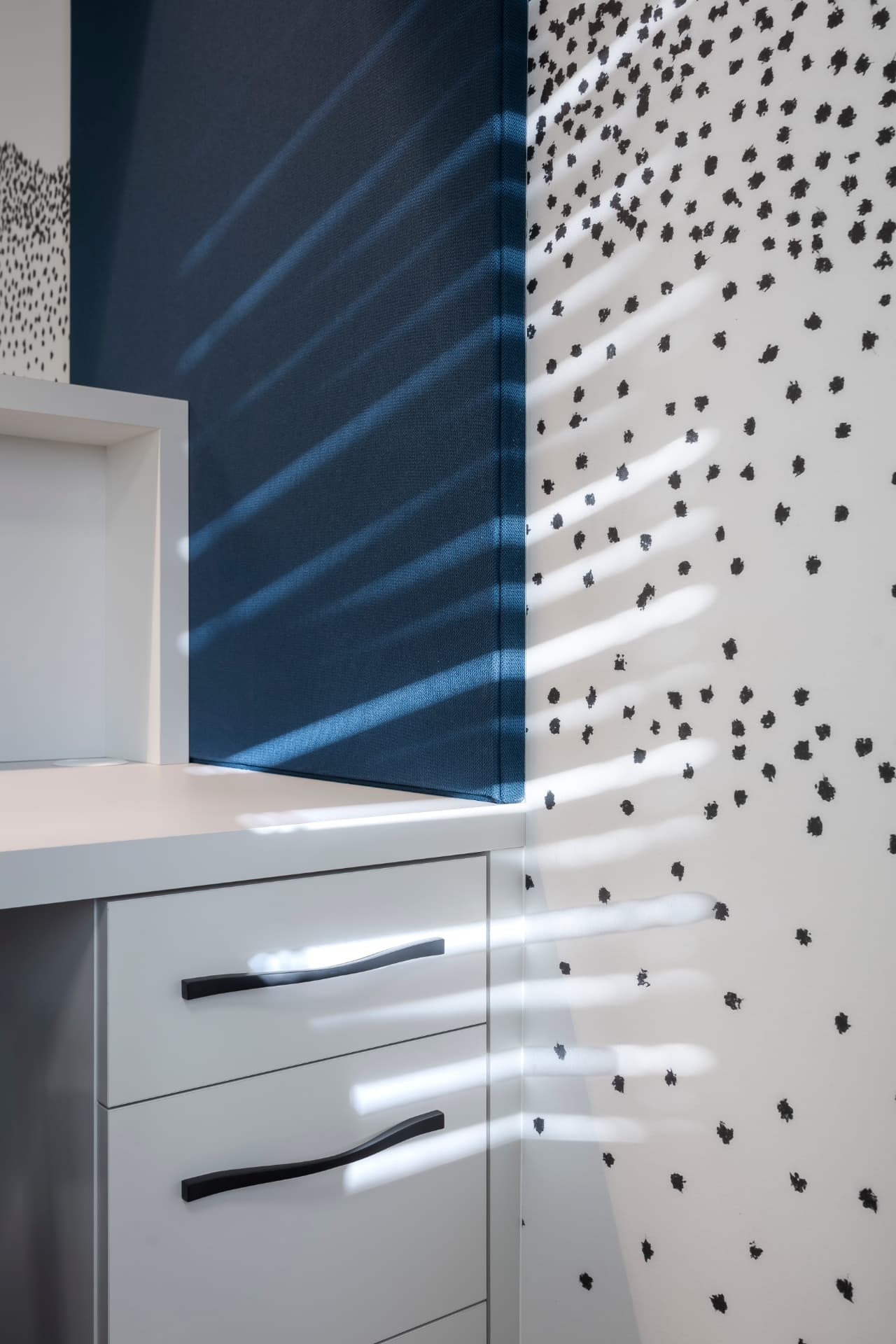 Détail d'un panneau acoustique bleu et de la fresque murale en pointillés Détail d'un panneau acoustique bleu et de la fresque murale en pointillés