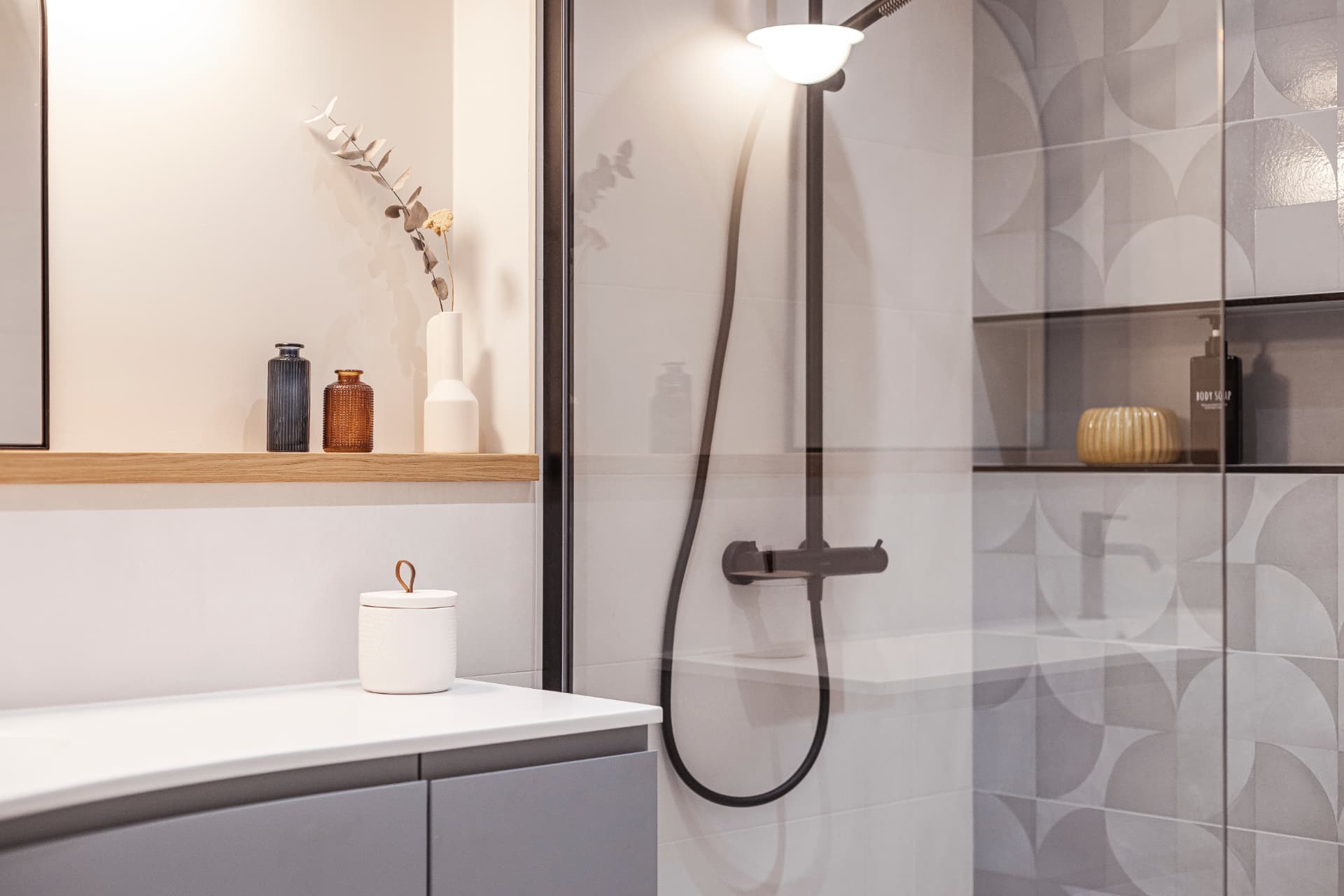 Détail de la tablette en chêne et des accessoires décoratifs d'une salle de bain contemporaine Détail de la tablette en chêne et des accessoires décoratifs d'une salle de bain contemporaine