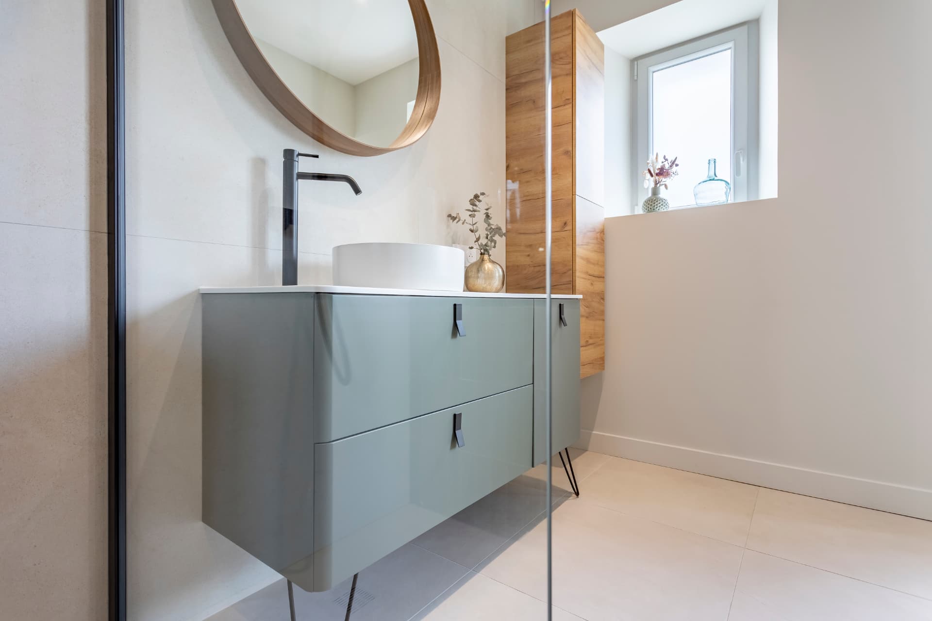 Salle de bain avec colonne de rangement en chêne et lumière naturelle Salle de bain avec colonne de rangement en chêne et lumière naturelle