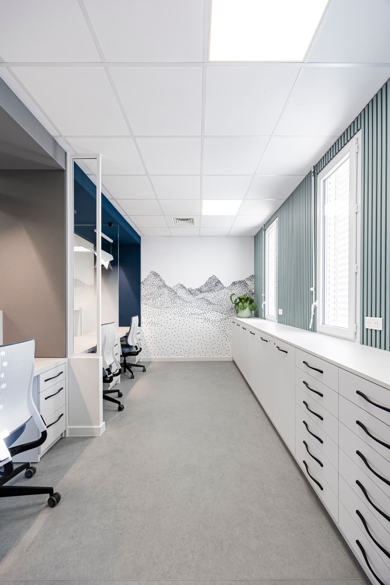 Bureaux de secrétariat médical avec rangements sur mesure toute longueur Bureaux de secrétariat médical avec rangements sur mesure toute longueur