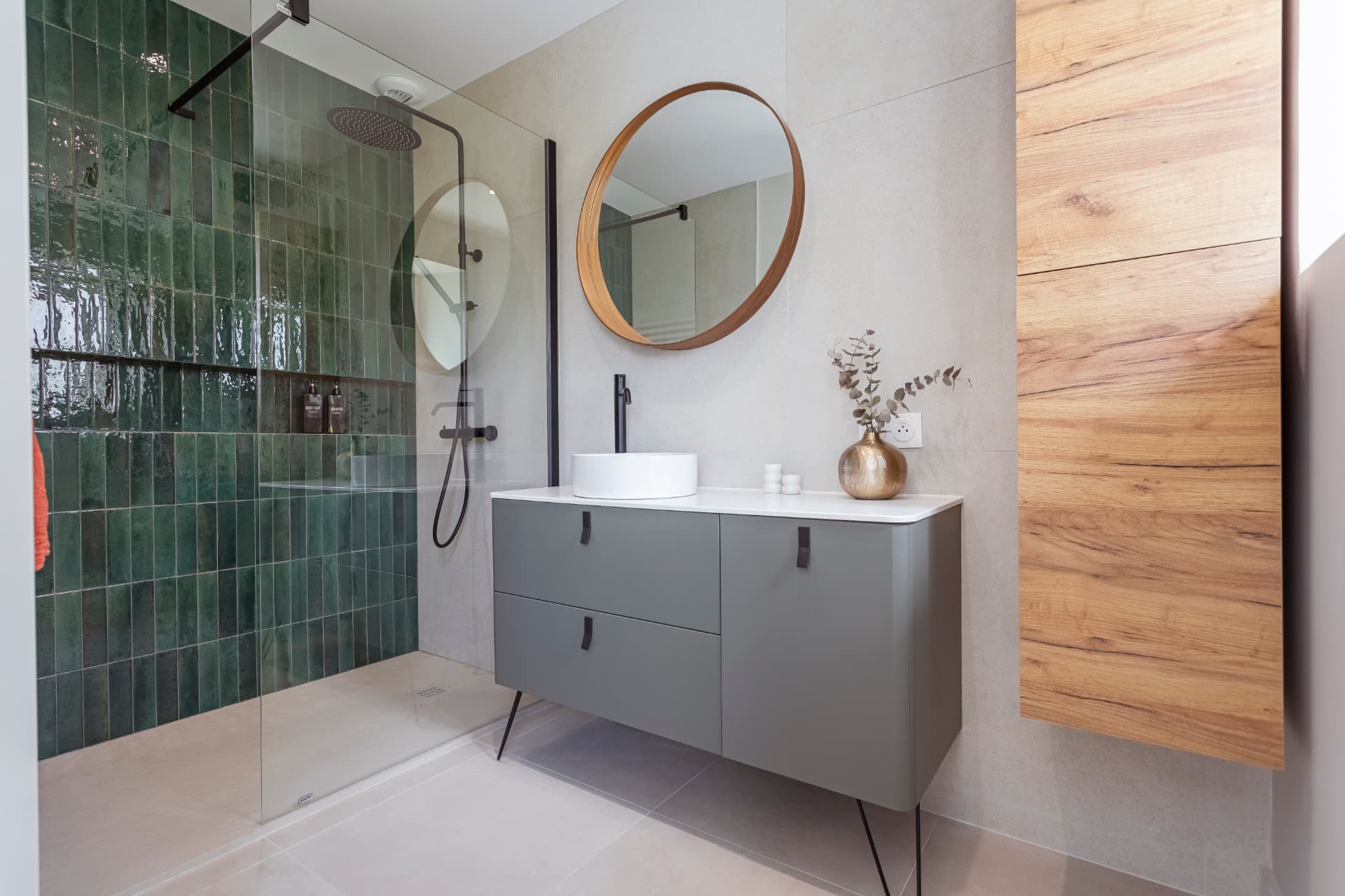 Salle de bain en zelliges verts avec miroir rond en chêne et meuble gris Salle de bain en zelliges verts avec miroir rond en chêne et meuble gris