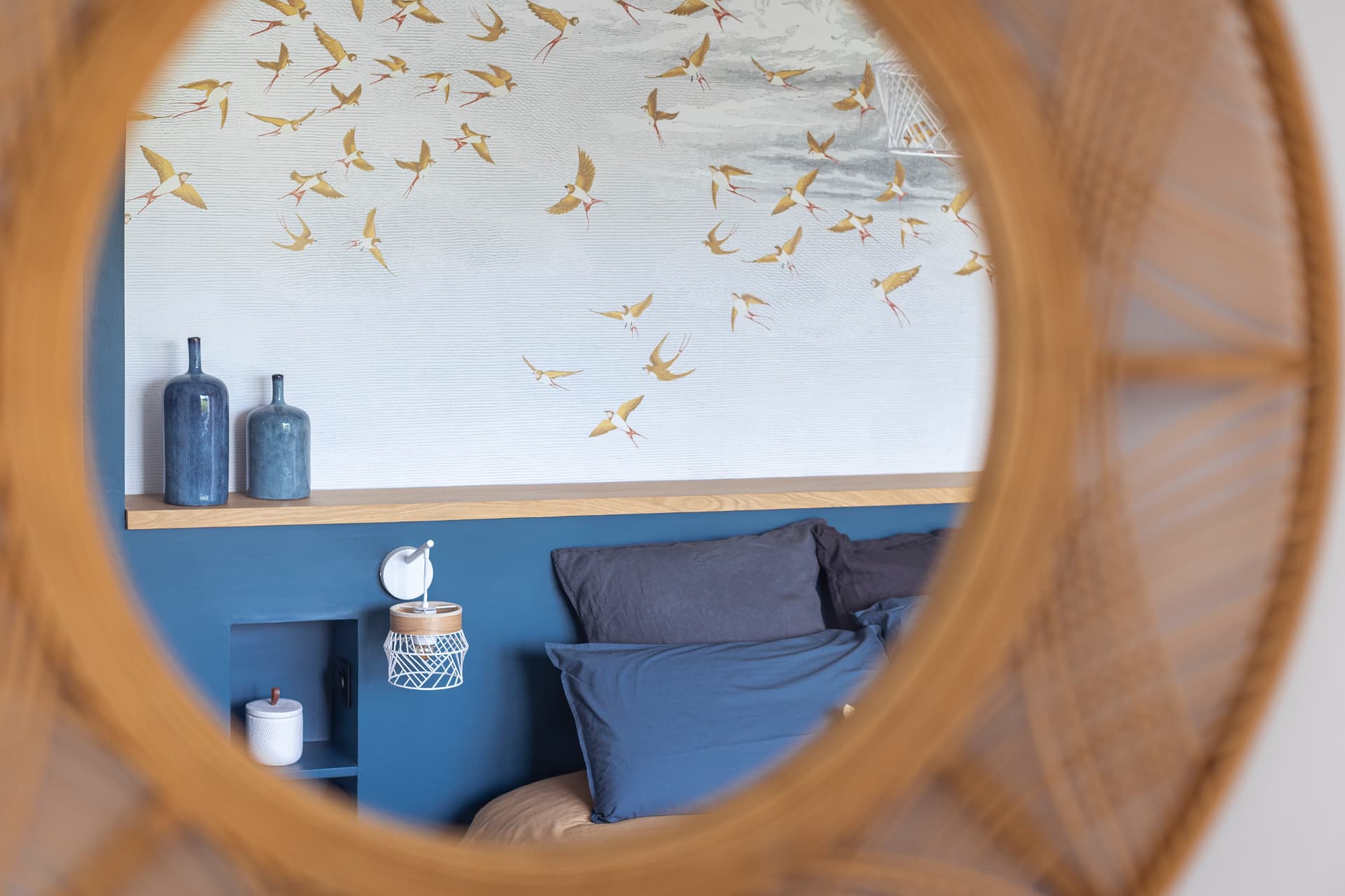 Reflet de la chambre dans un miroir en rotin Reflet de la chambre dans un miroir en rotin