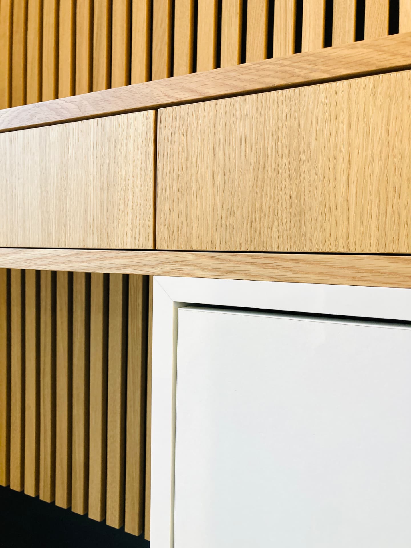 Détail de la menuiserie sur mesure en chêne et laque blanche Détail de la menuiserie sur mesure en chêne et laque blanche