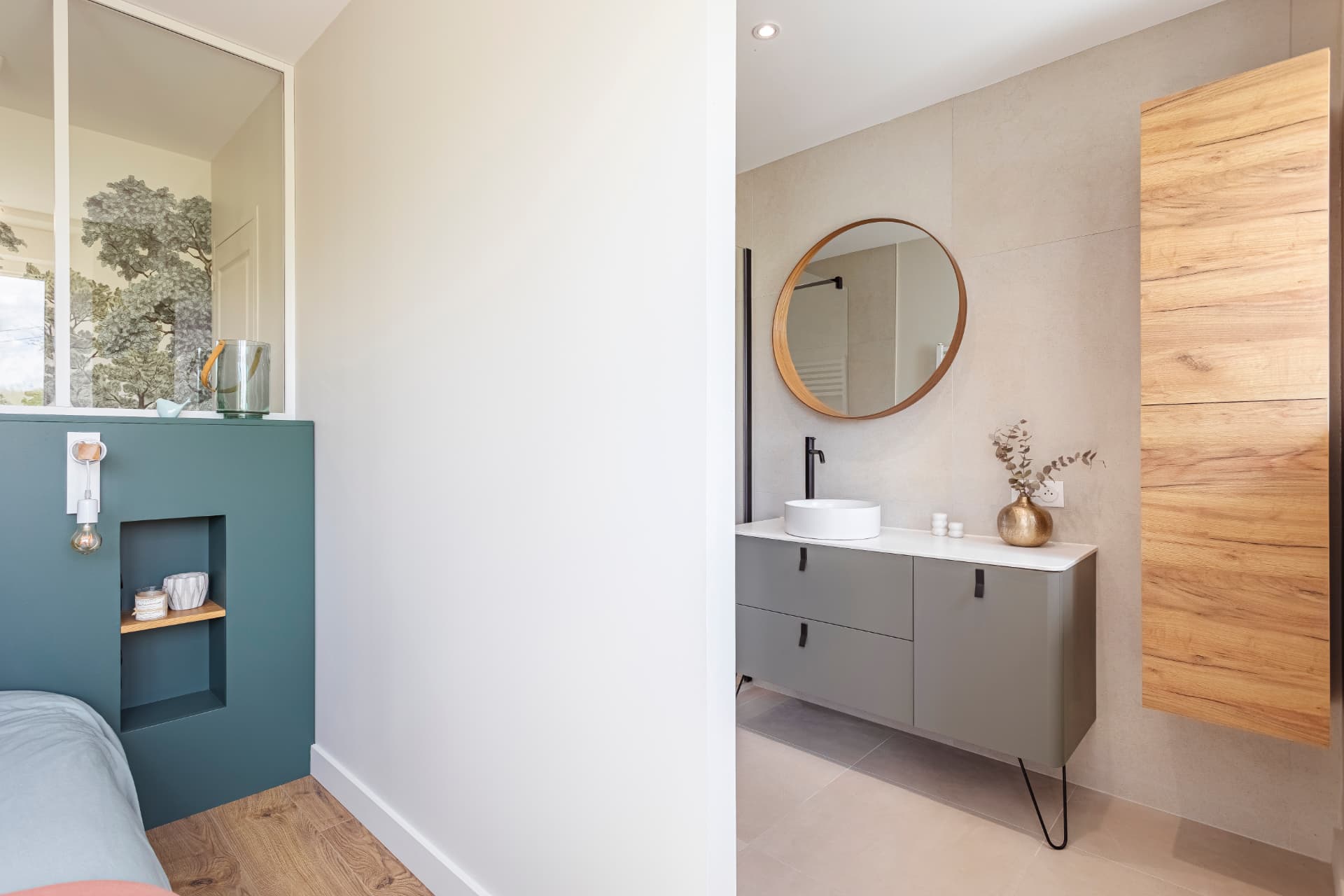Salle d'eau attenante à une chambre séparée par une verrière et un meuble sur mesure Salle d'eau attenante à une chambre séparée par une verrière et un meuble sur mesure